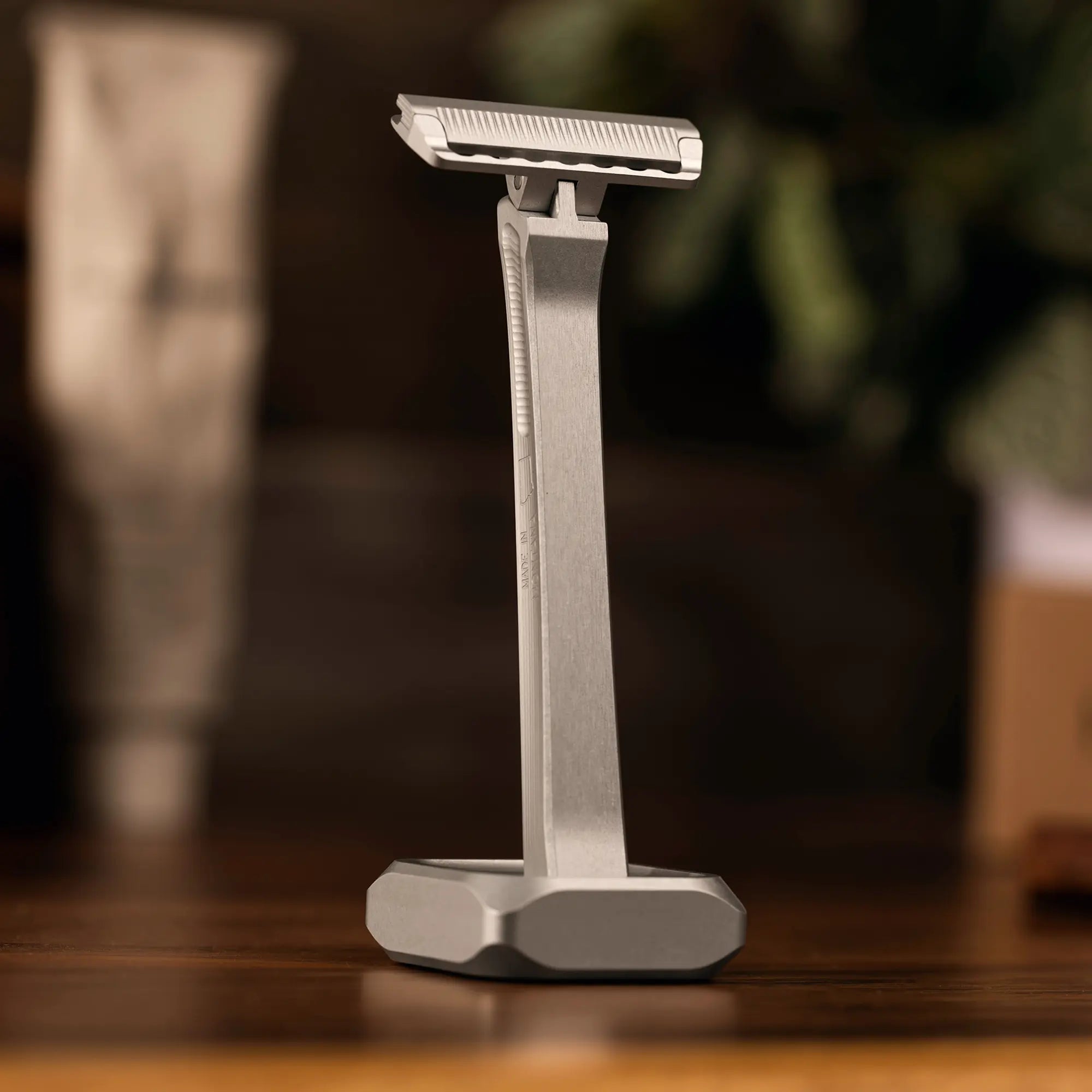 Tabletop Razor Stand