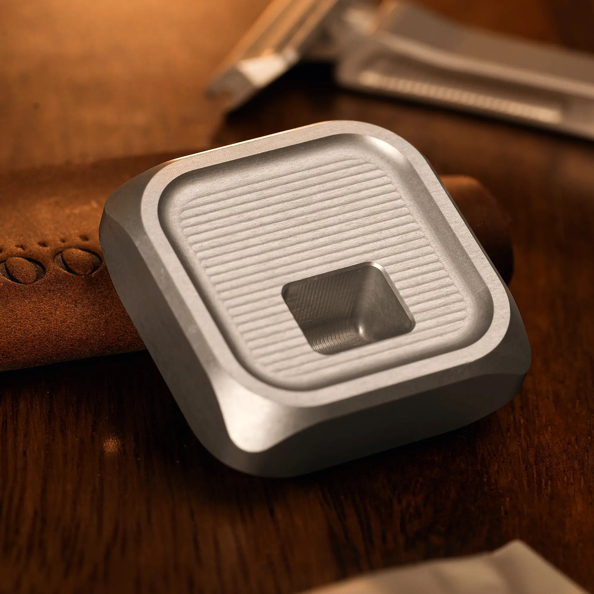 Tabletop Razor Stand